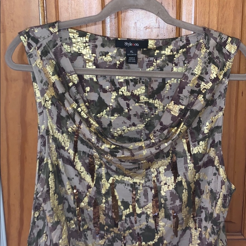 Dropping Neckline Tank - Picture 2 of 3